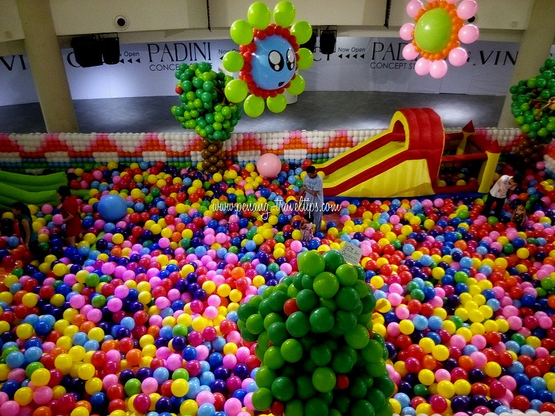 1st Avenue Mall's Balloon Safari