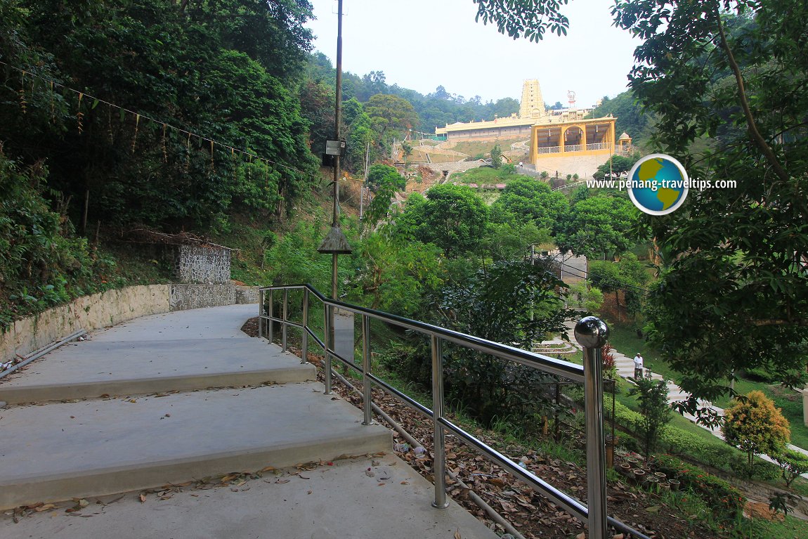 Approaching the Balathandayuthapani Temple