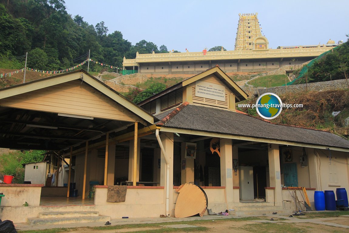 The Arulmamani Arumugam Pillai Mandapam, with the new Balathandayuthapani Temple looming behind it