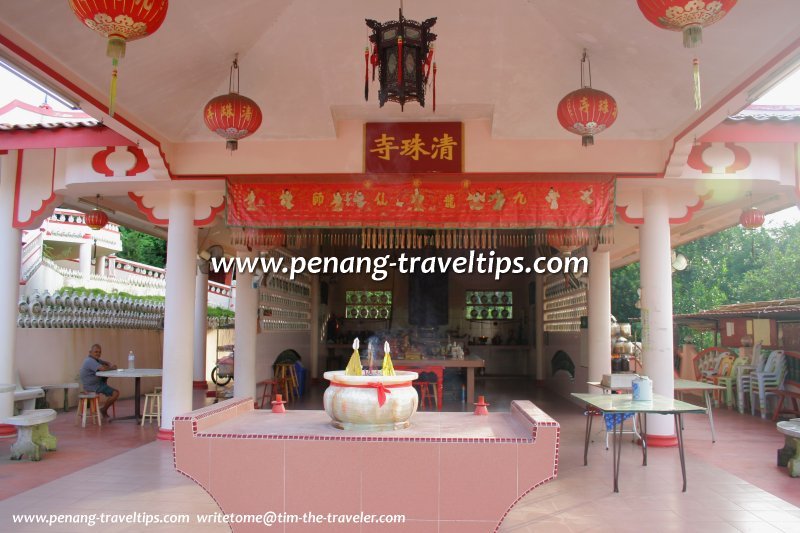 Batu Maung Bottle Temple