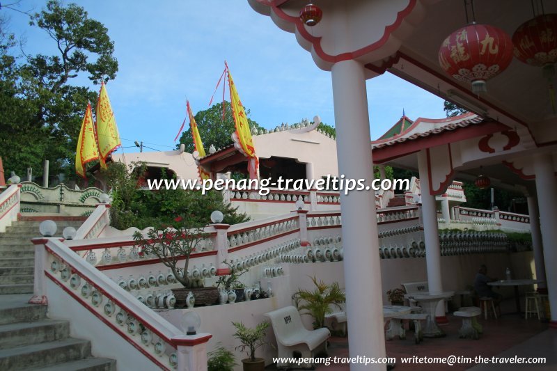 Batu Maung Bottle Temple