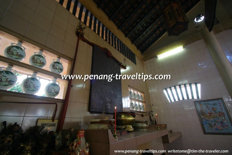 Batu Maung Bottle Temple