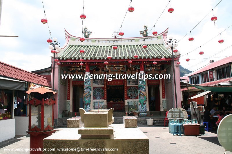 Compound of the Bukit Mertajam Tua Pek Kong Temple with hawker stalls