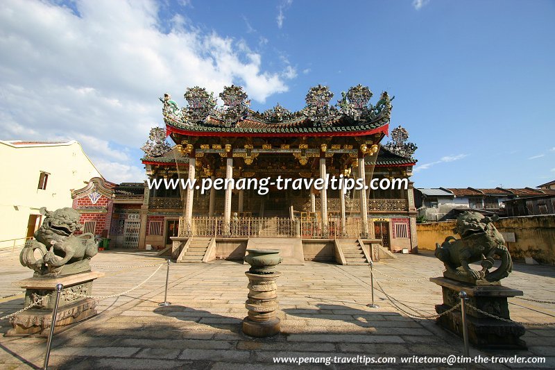 Cannon Square in front of Leong San Tong clan temple