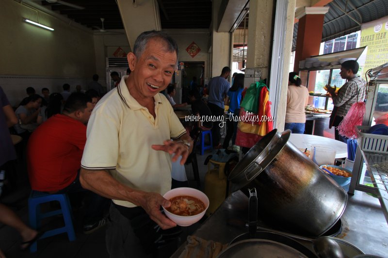 Mr Cheong Hun Meng with his Hokkien Mee