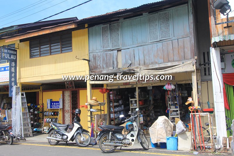 Kedai pinggan mangkuk di Balik Pulau