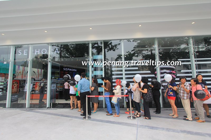 Crowds queuing up to enter the Sephora outlet at Gurney Paragon Mall