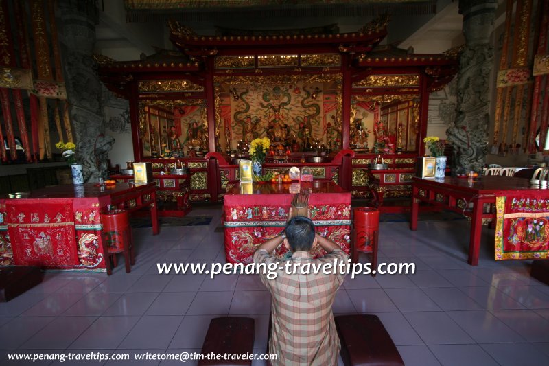 Devotee worshipping at Thean Hock Keong Temple