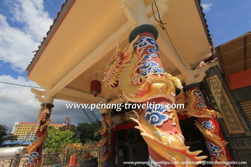 Dragon pillars at the new Cheoh Thau Kong Temple