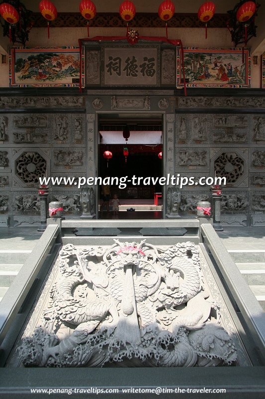 Dragon relief at the Hock Teik Soo Temple entrance