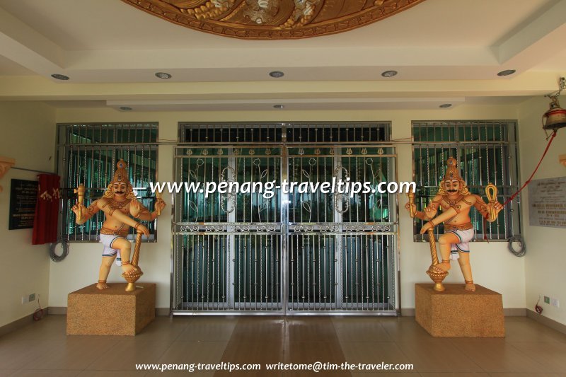 Entrance to the antechamber of Sri Malai Muniswarar Temple