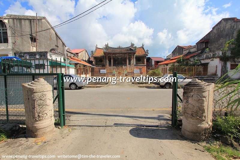 These may be the original gates of Boon San Tong, located across Victoria Street