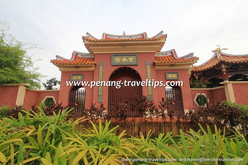 The triple-arch gate of Hean Chooi Temple