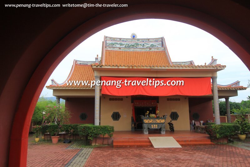 Hean Chooi Temple, as seen from its arched gate