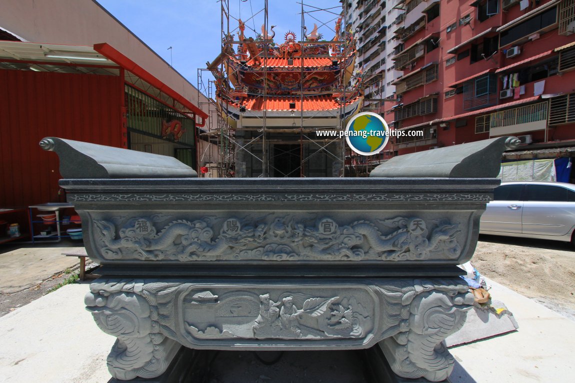 Heng Len Tuah front altar table