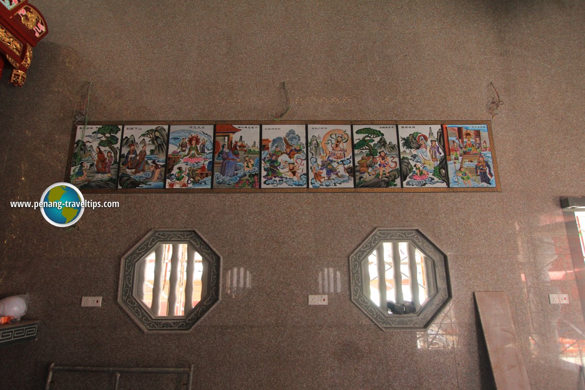 Heng Len Tuah murals, right wall