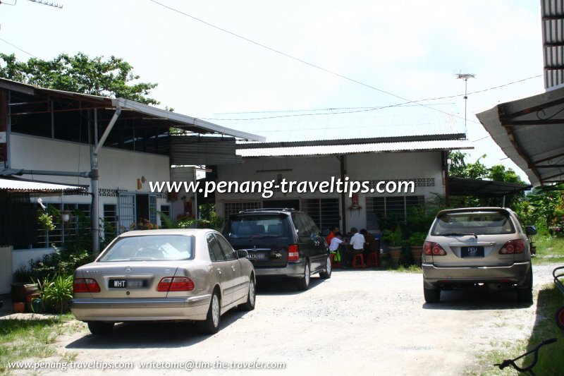 Cars from all over bringing customers to the Kuala Jalan Bahru Hokkien Mee shop