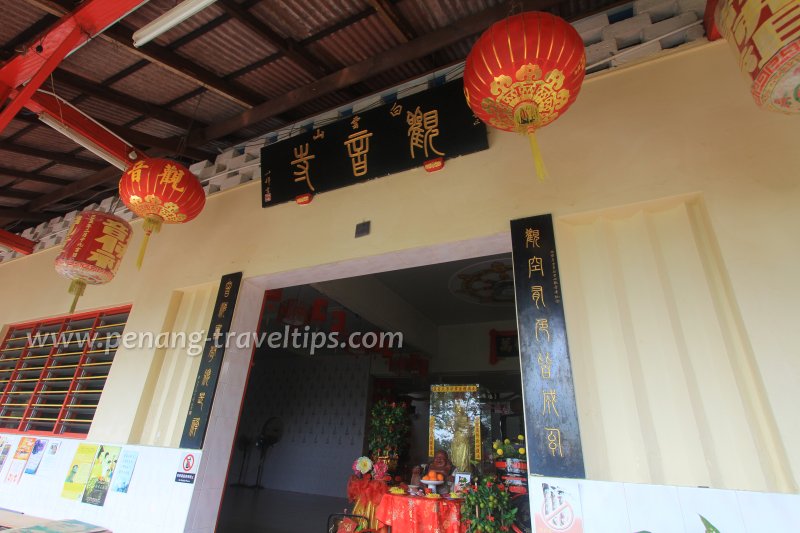 Entrance to main prayer hall, Kuan Yim See