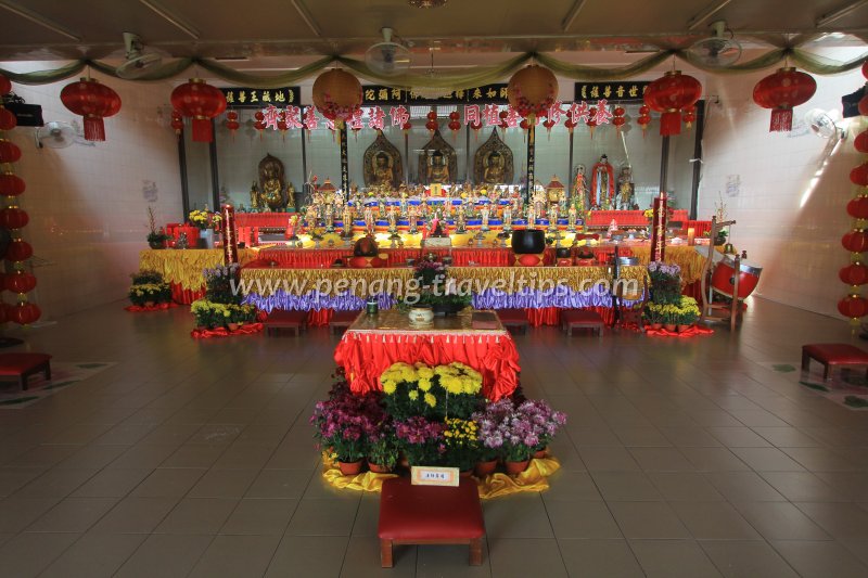 The main prayer hall at Kuan Yim See