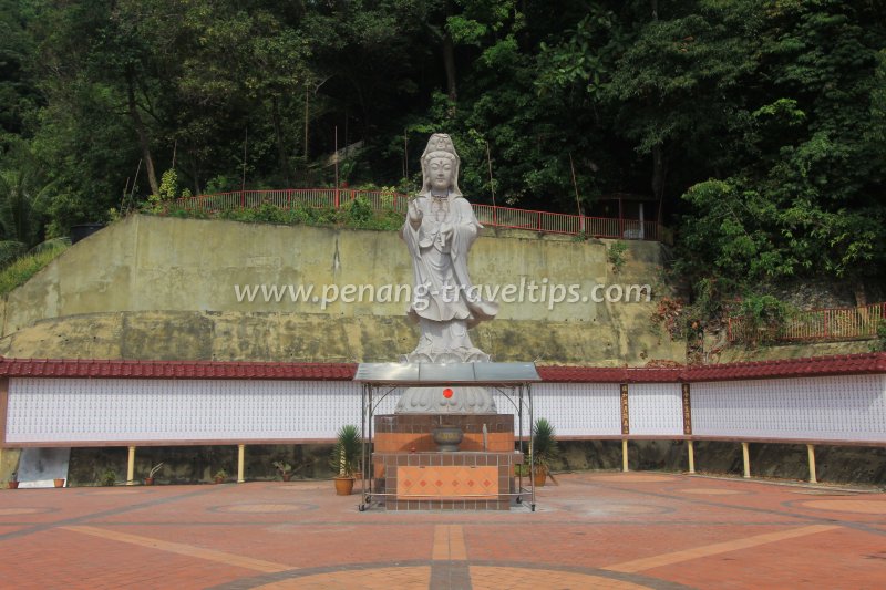 The Kuan Yin statue at Kuan Yim See