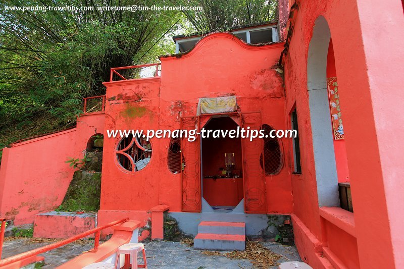 Side shrine to the Tua Pek Kong (Taoist god of prosperity)