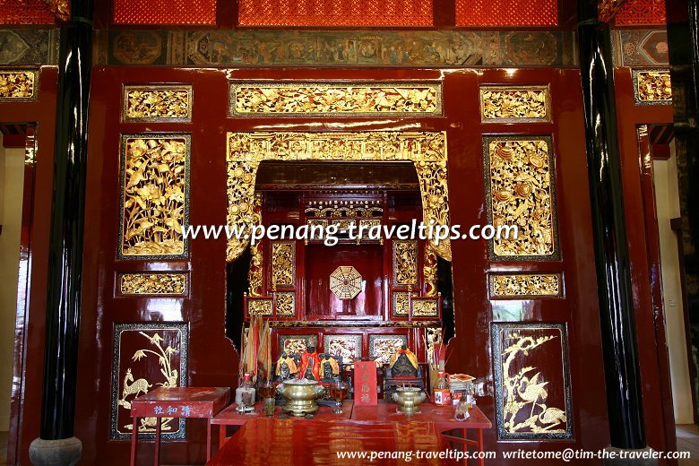 Altar to Sin Long Siang Tay, patron deity of the Tong Kheng Seah, in the central hall of the upper floor