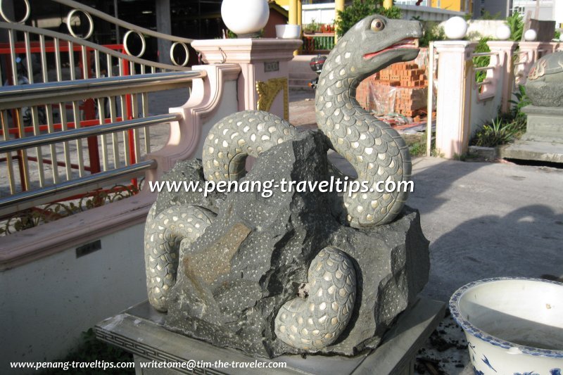 Snake statue at Teong Leng Keong