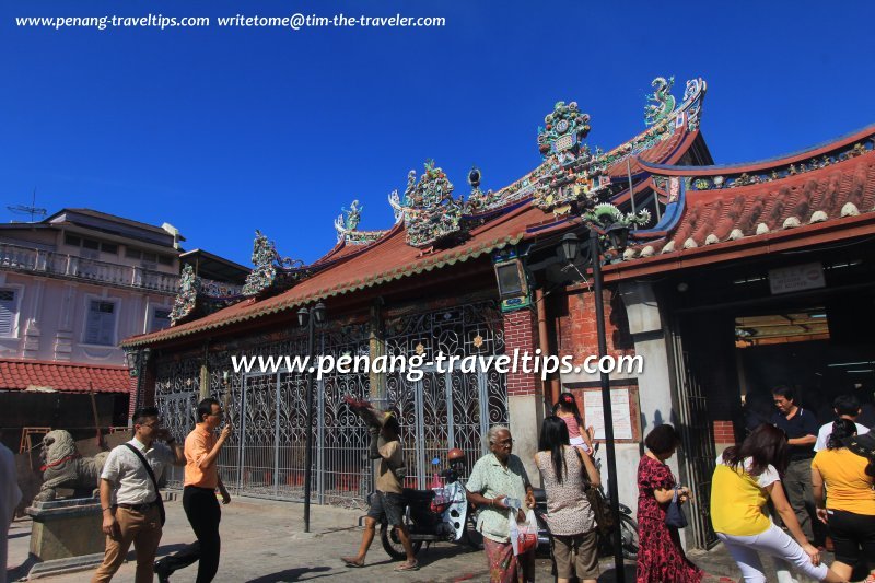 Visitors entering the Kuan Im Teng through the side entrance, when restoration was almost fully completed