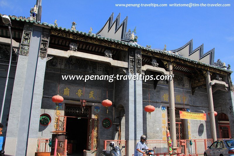 The War Emperor's Temple, with Nin Yong Temple to the right