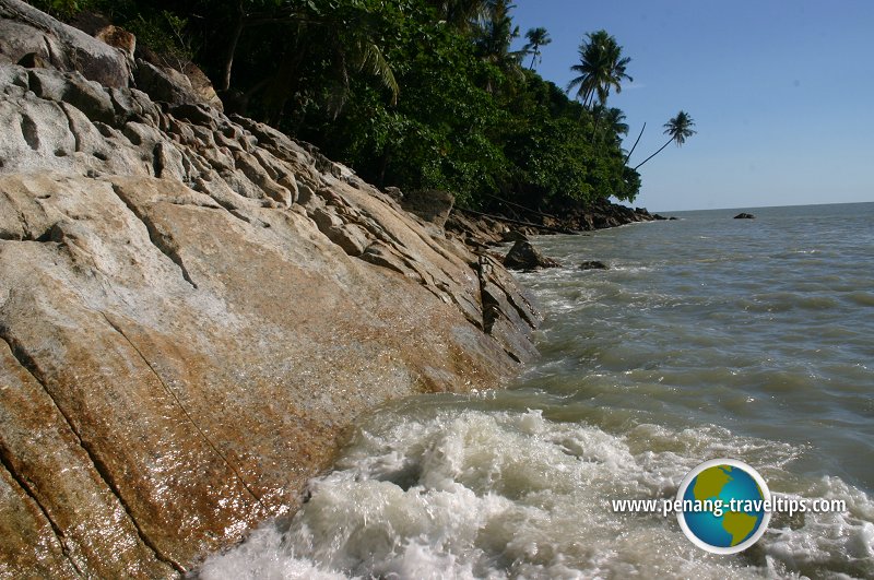 Waves crashing on the rocks at Pasir Panjang