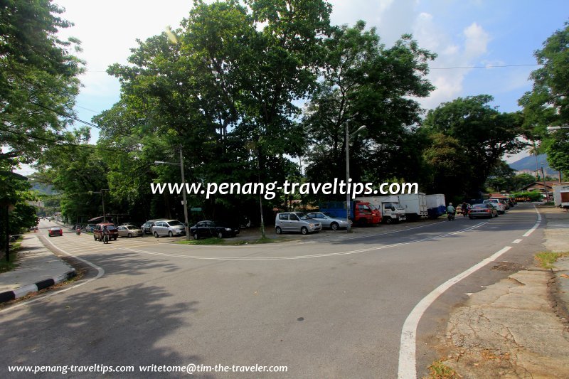 Jalan Pisang Embun (left) curves into Jalan Zoo (right)